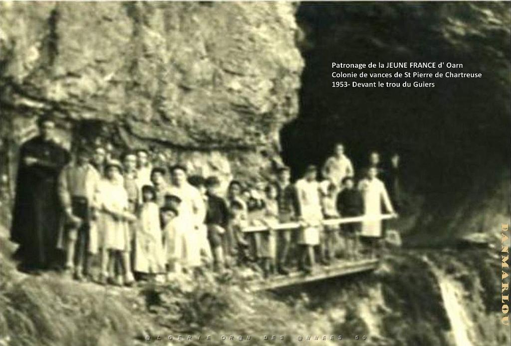 COLO JEUNE FRANCE 1953 devant le trou du Guiers.jpg